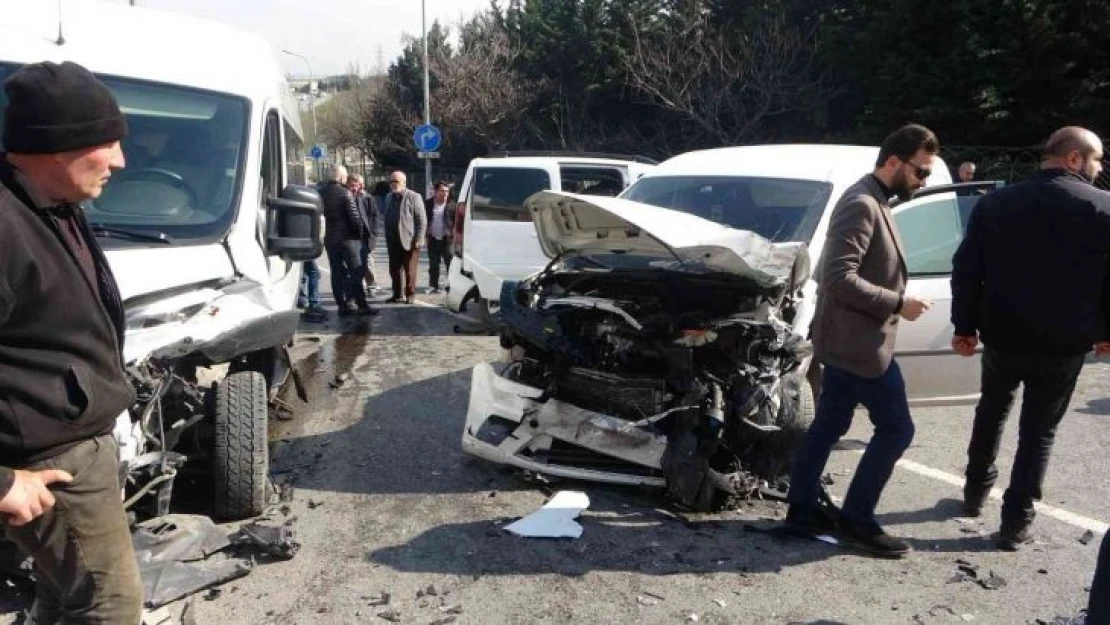 Sultanbeyli'de kontrolünü kaybeden sürücü 2 araca çarptı: 2 yaralı