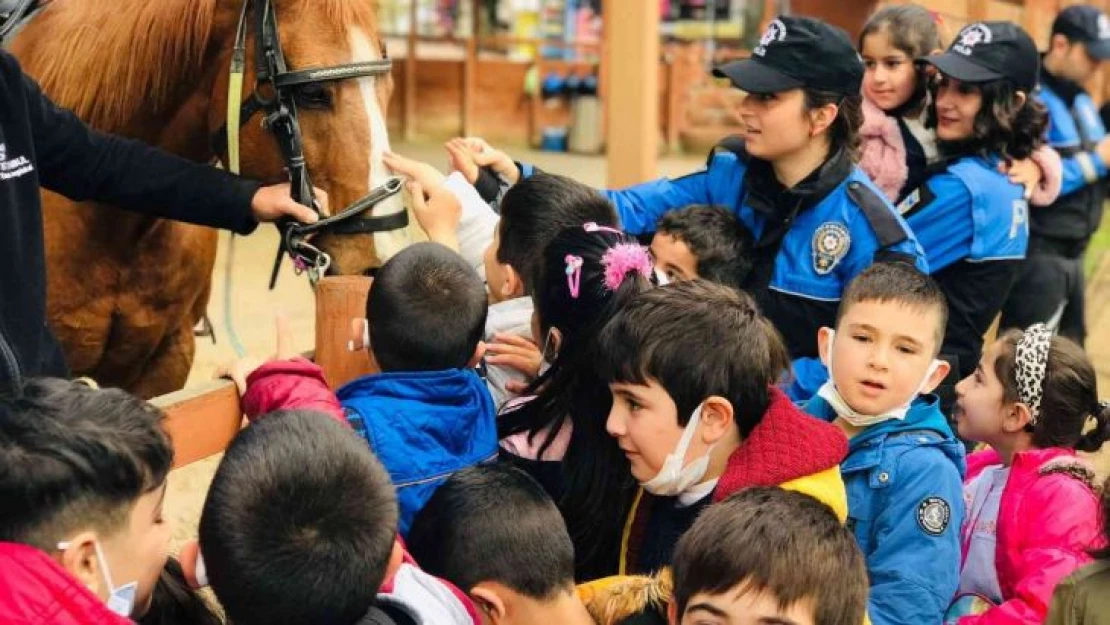 Sultanbeyli'de polis ekiplerinden çocuklara 23 Nisan sürprizi