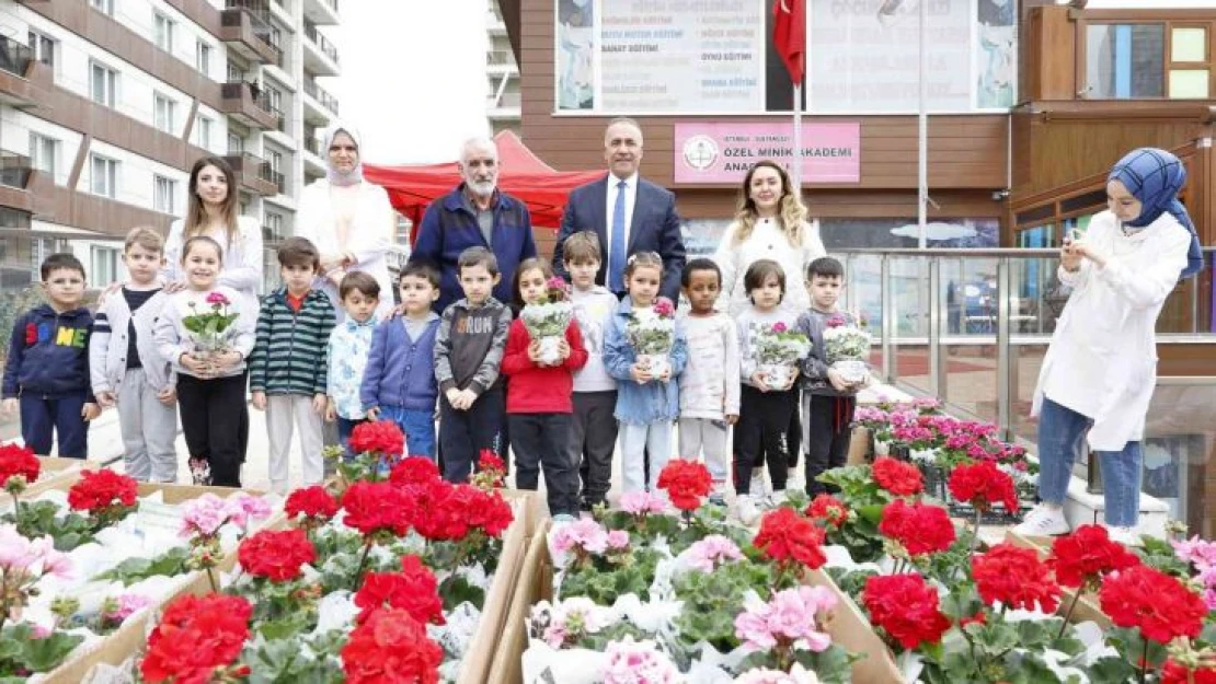 Sultangazi'da çocuklar ağaç fidelerini toprakla buluşturdu