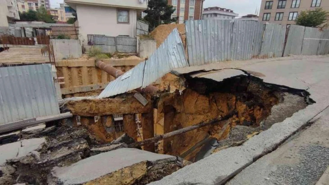 Sultangazi'de  inşaat alanı yanındaki yol çöktü