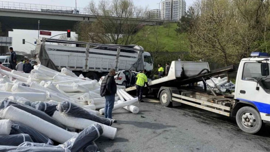 Sultangazi'de freni boşalan kamyon 2 araca çarptı