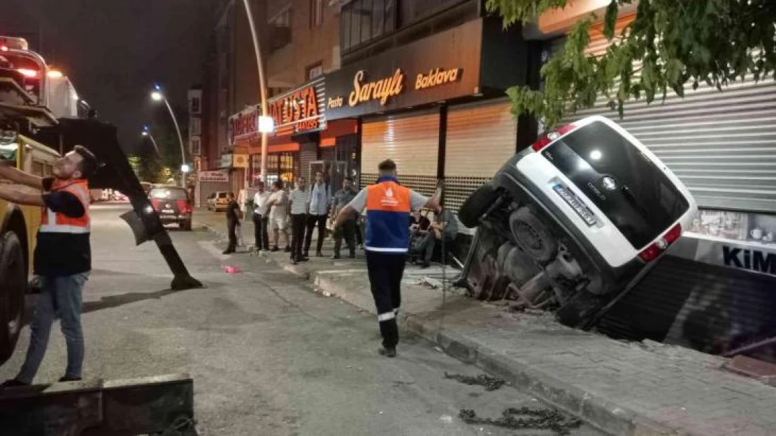 Sultangazi'de hafif ticari araç, dükkan ile kaldırım arasındaki boşluğa düştü