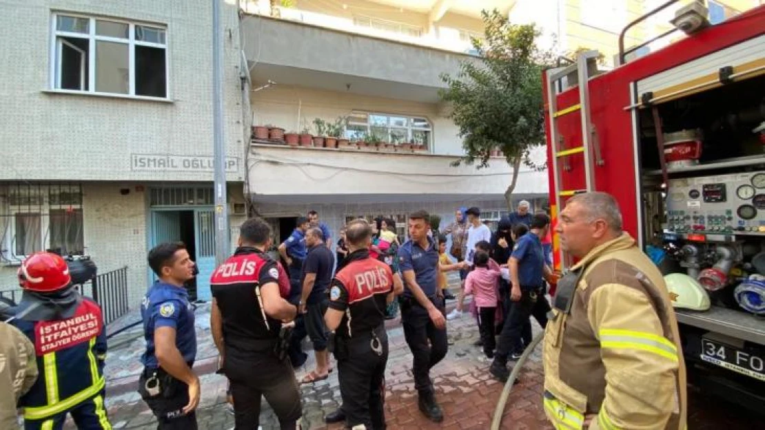 Sultangazi'de mahalleliyi korkutan yangın, mahsur kalan 6 kişiyi itfaiye kurtardı