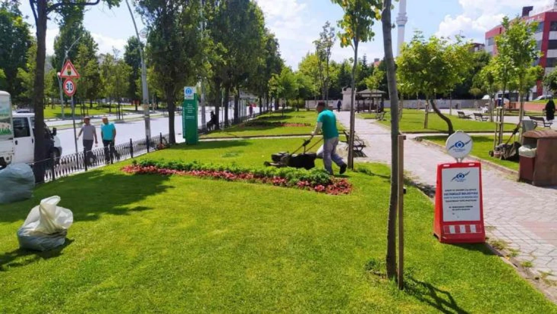 Sultangazi'de yeşil alanların bakımı titizlikle sürdürülüyor