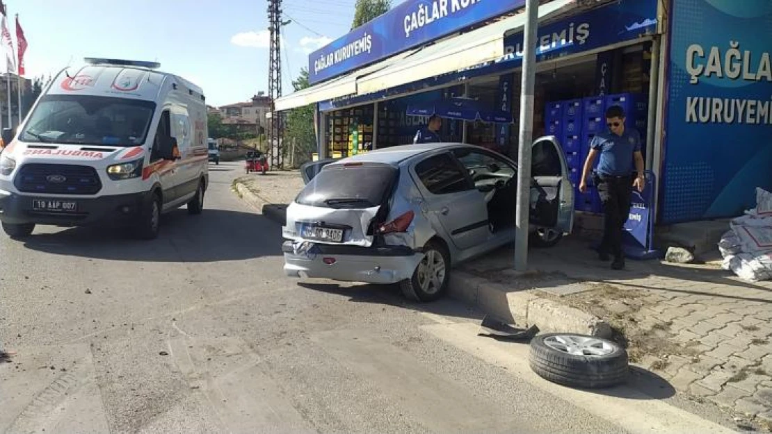 Sungurlu'da tır otomobile çarptı: 4 yaralı