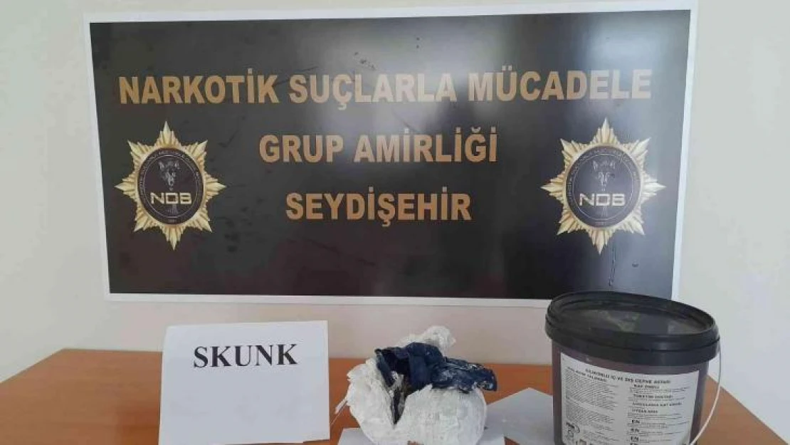 Şüpheli araçta boya kutusunda 'skunk' ele geçirildi