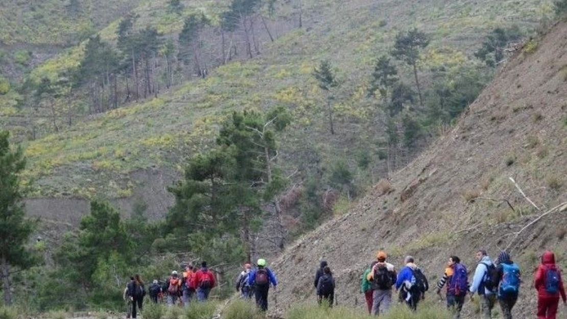 Ata'yı  Anma  Spil  Dağı  Zirve  Tırmanışı  Yapıldı