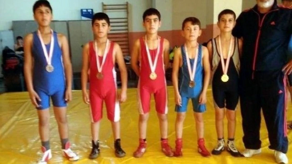 Beyşehir  Belediyesporlu  Minik  Güreşçiler  Madalyaları  Topladı