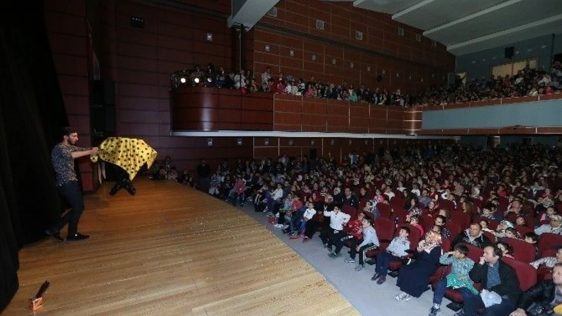 Çocuklar  Pinokyo  İle  Eğlendi