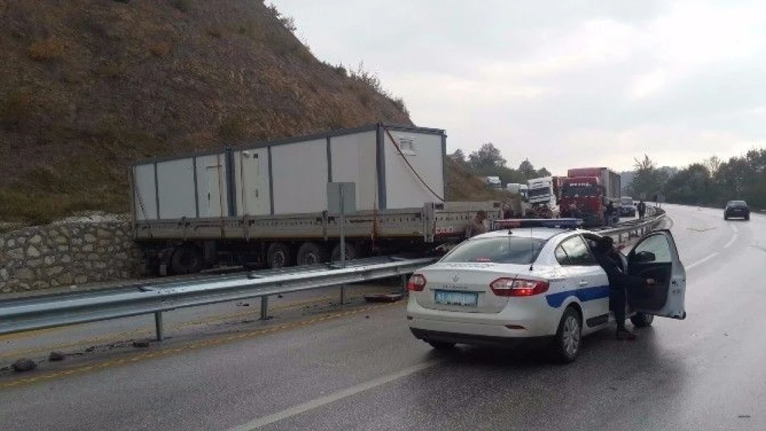 Karayolunu  Trafiğe  Kapattı