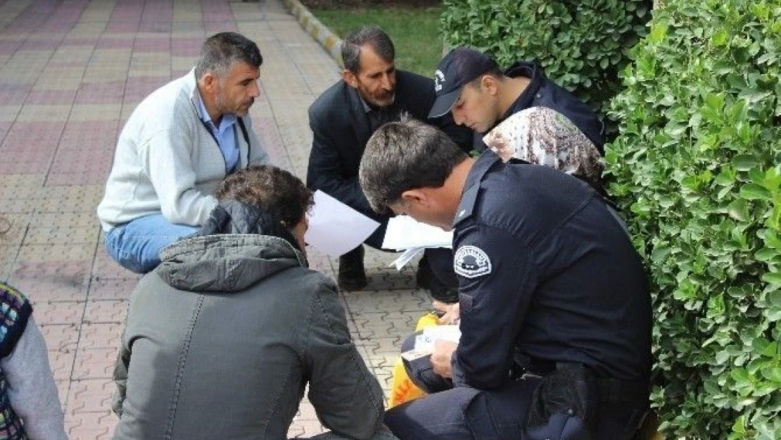 Okuma  Yazma  Bilmeyen  İşçilere  Polisler  Yardım  Etti