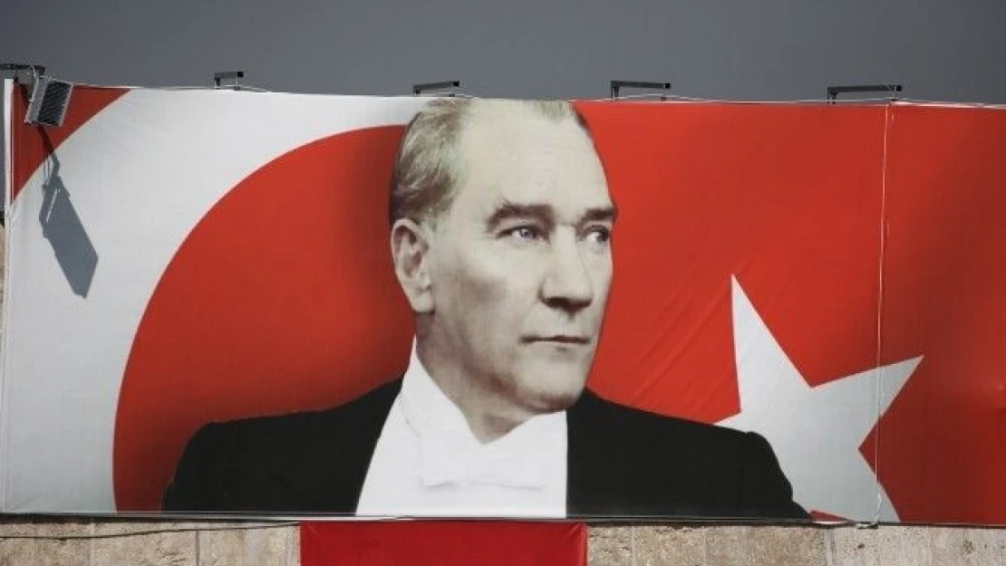 Saldırıya  Uğrayan  Atatürk  Posteri  Yenilendi