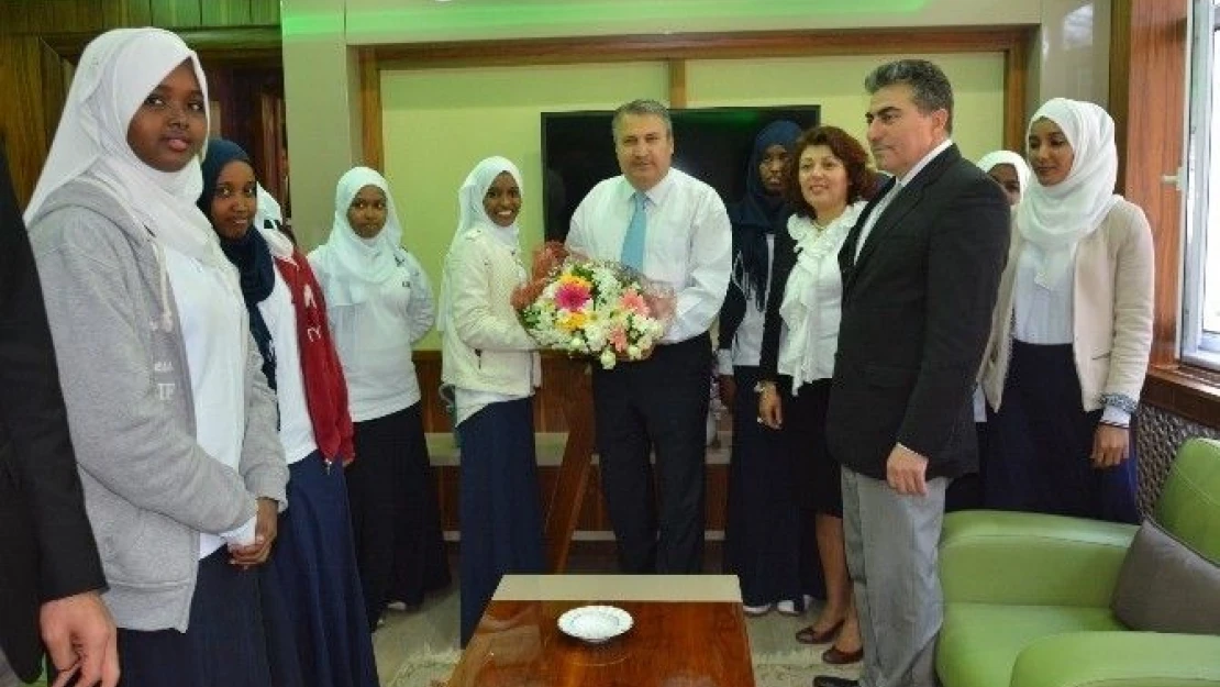 Somalili  Öğrencilerden  Okul  ve  Barınma  Talebi