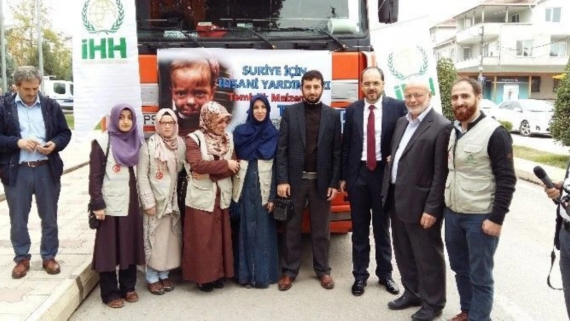 Suriye'ye  İnsani  Yardım  Tir'ı  Başiskele  Belediyesi  Önünden  Yola  Çıktı