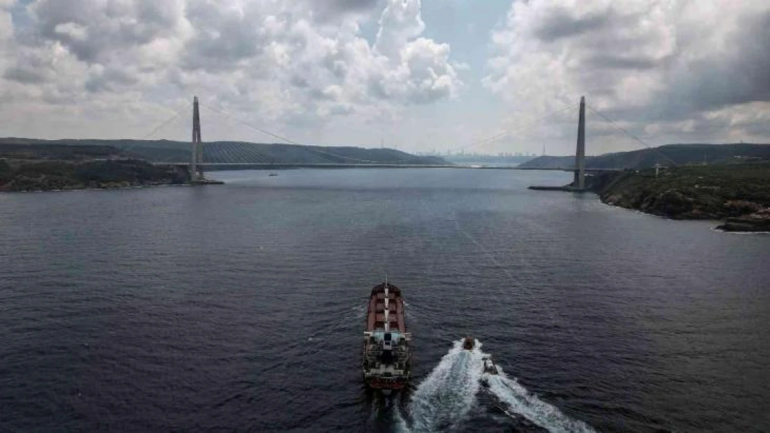 Tahıl yüklü gemi 'Razoni' İstanbul Boğazı'nda