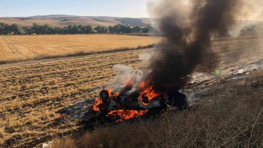 Takla atan otomobil alev topuna döndü: Aynı aileden 4 kişi son anda kurtarıldı