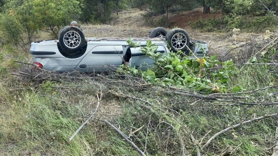 Takla atan otomobil tarlaya uçtu: 2 yaralı