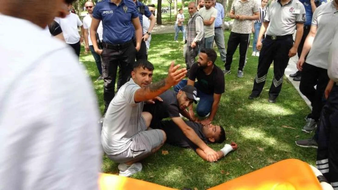 Taksim'de bir genç bileğini kesti