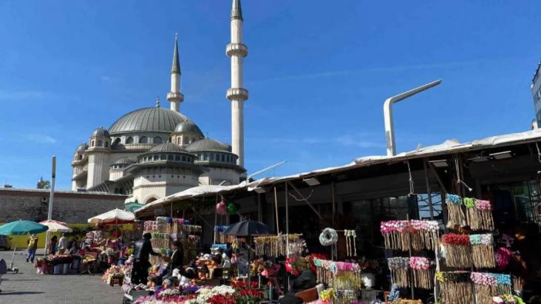 Taksim'de çiçekçilerde 'Anneler Günü' heyecanı