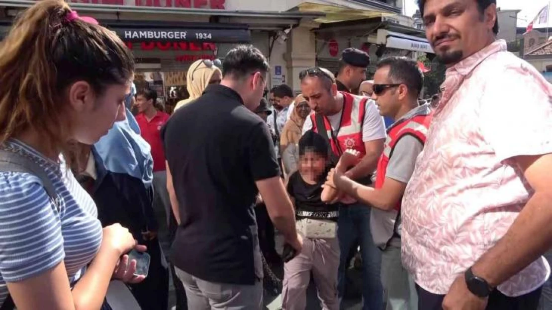 Taksim'de hırsızlık yaparken yakalanan çocuk ortalığı birbirine kattı