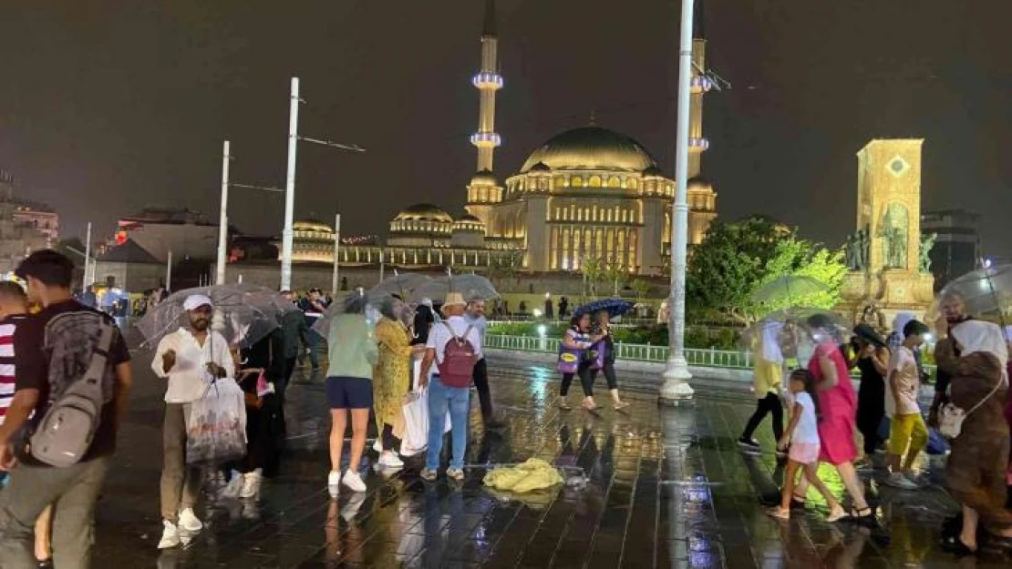 Taksim'de sağanak başladı, vatandaşlar zor anlar yaşadı