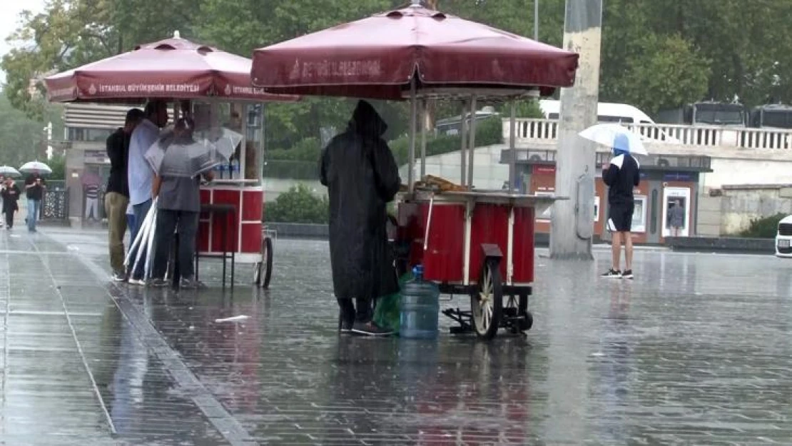 Taksim'de sağanak yağış devam ediyor