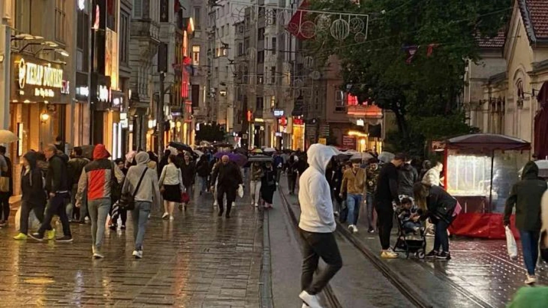 Taksim'de sağanak yağış vatandaşlara zor anlar yaşattı