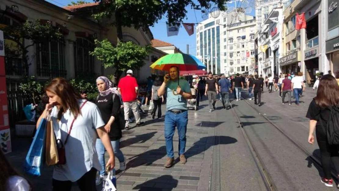 Taksim'de sıcaktan bunalan vatandaşlar serinlemek için çeşitli yollara başvurdu