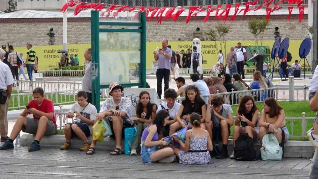 Taksim'den ilginç yağmur görüntüsü: Bir anda dans etmeye başladılar