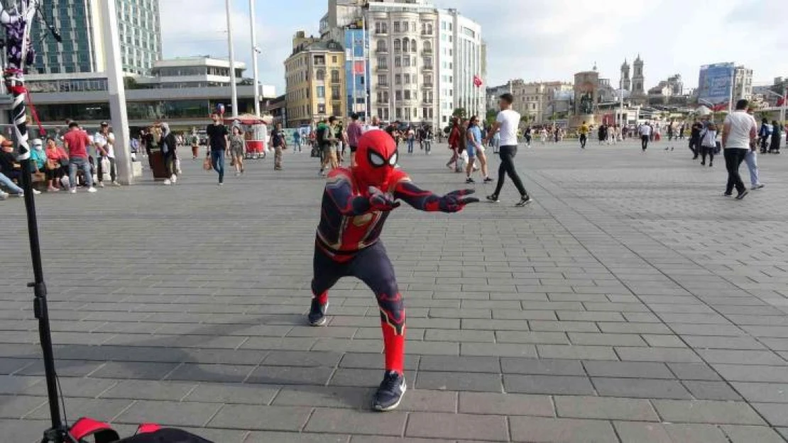 Taksim Meydanı'nda Örümcek Adam gösterisi