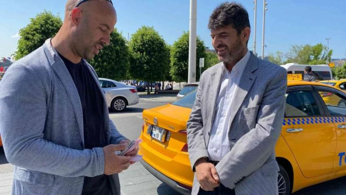 Taksim Meydanı'nda taksi bulamadı, sosyal deney yaptı