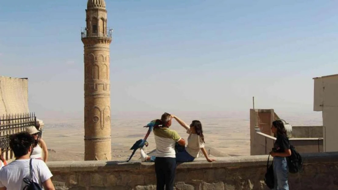 Tarihi kent Mardin, sıcak havaya rağmen turist ağırlamaya devam ediyor