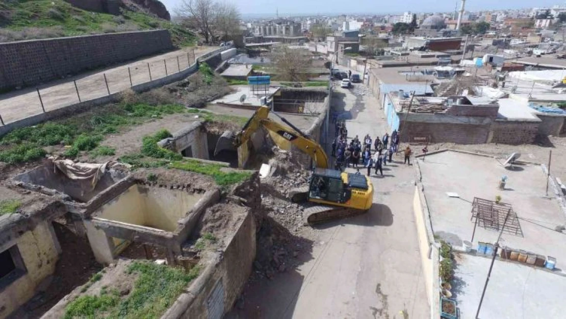 Tarihi Siverek Kalesi'nin eteğindeki kamulaştırılan binaların yıkımına başlandı