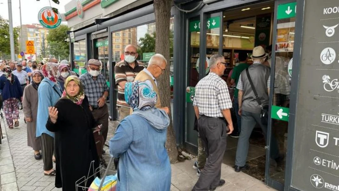 Tarım Kredi Kooperatif Marketi önünde indirim yoğunluğu