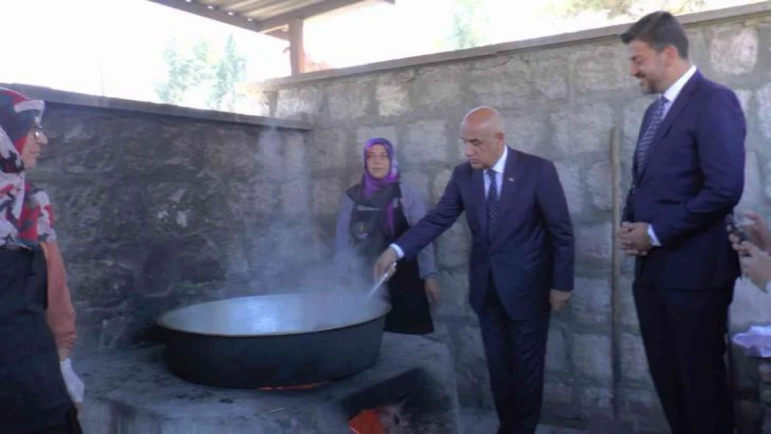 Tarım ve Orman Bakanı Kirişci çizme giydi, üzüm ezdi