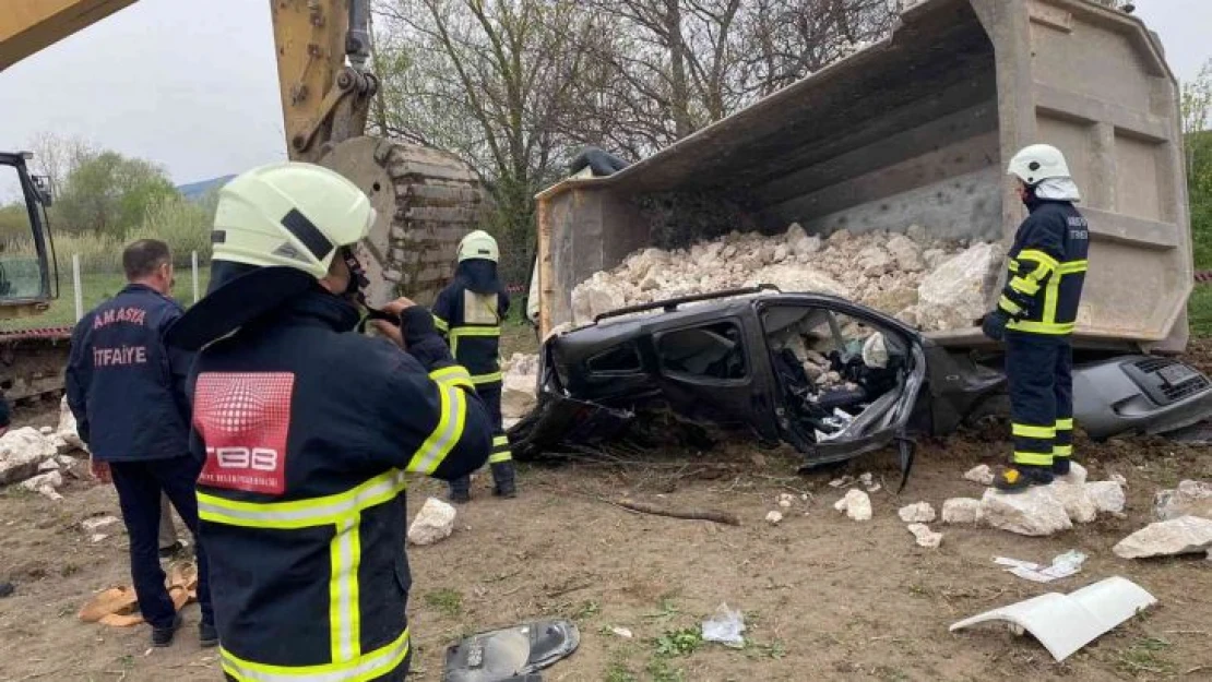 Taş yüklü kamyon çarpıştığı aracın üzerine devrildi: 1 ölü, 2 yaralı