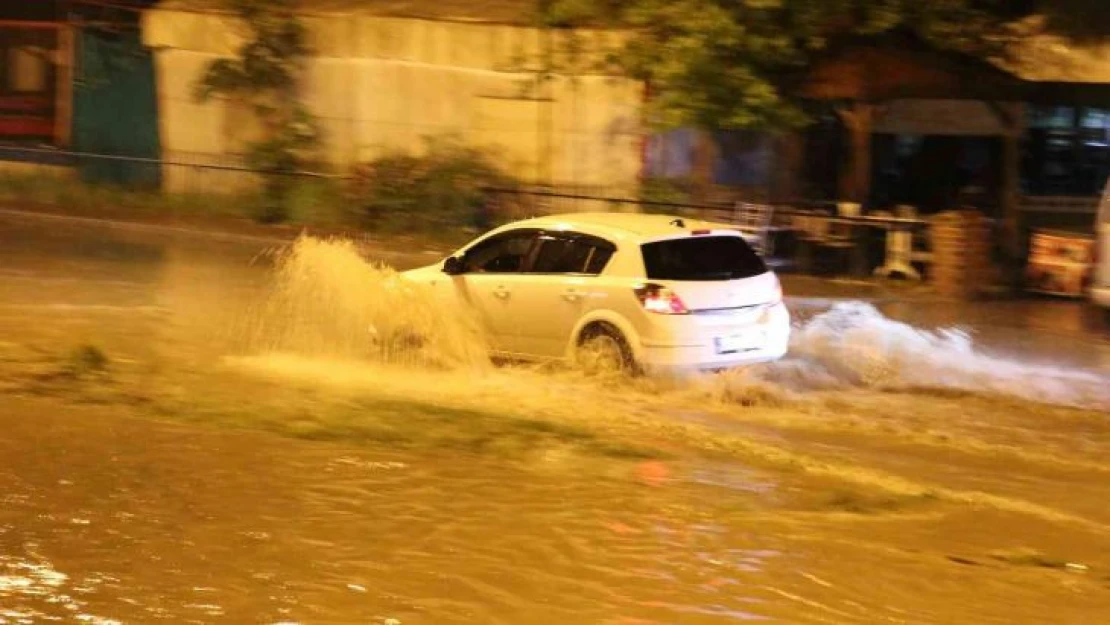 Taşova'da 30 dakikalık yağış hayatı felç etti