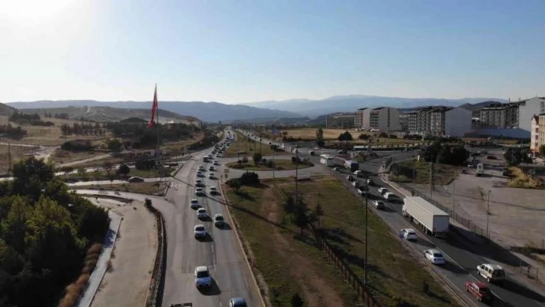 Tatil yolculuğu başladı: 43 ilin geçiş noktasında trafik yoğunluğu