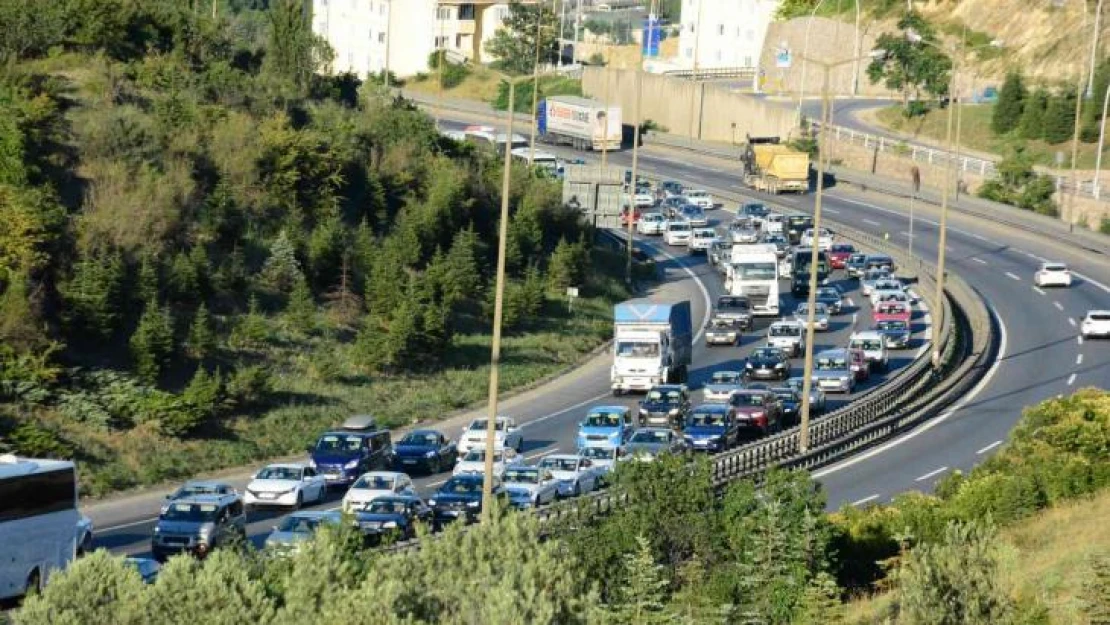 Tatilciler dönmeye başladı, İstanbul istikametinde trafik yoğunlaştı