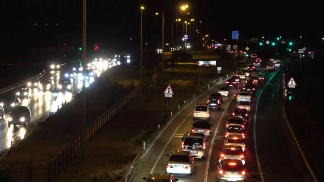 Tatilciler erken dönüşe geçti: 'Kilit kavşak' Kırıkkale'de trafik yoğunluğu