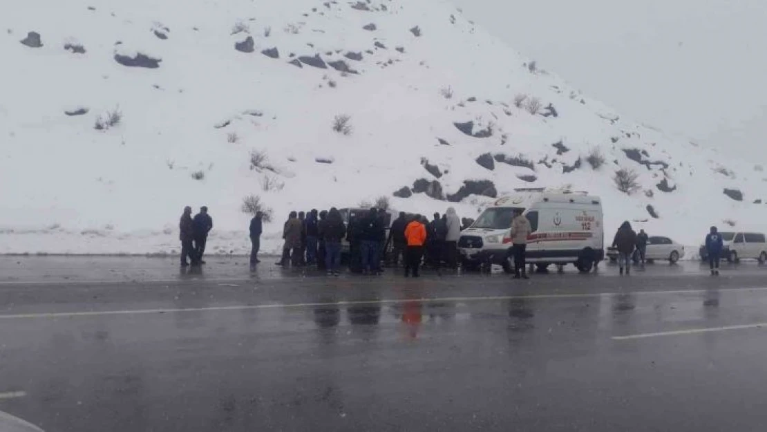 Tatvan'da iki araç çarpıştı: 1 ölü, 4 yaralı