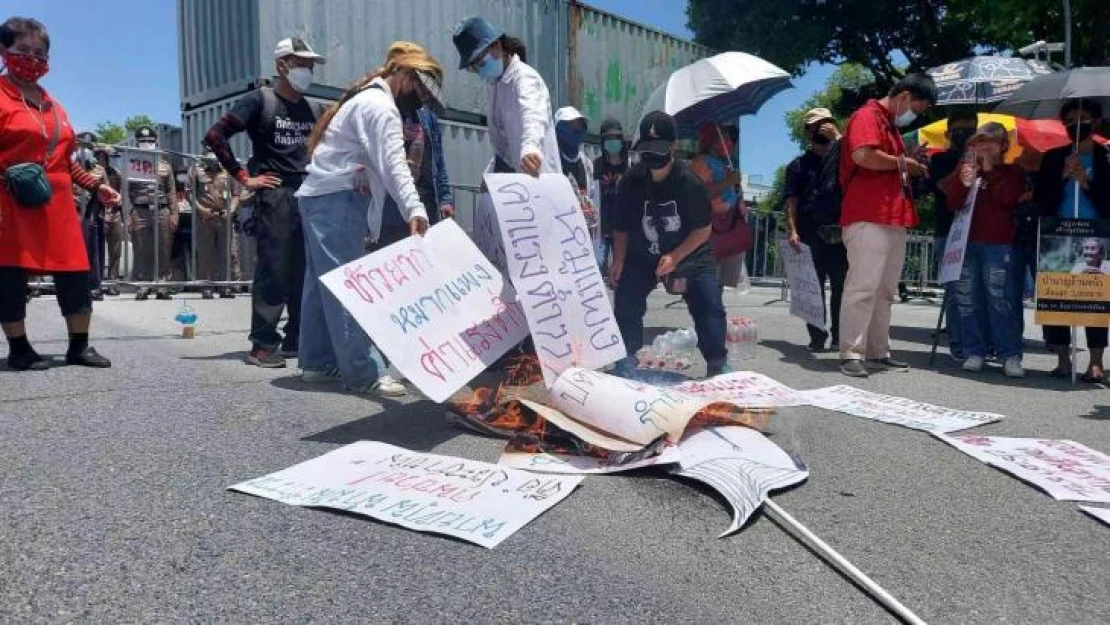 Tayland Başbakanı görevi bırakmadı, ülkede protestolar başladı