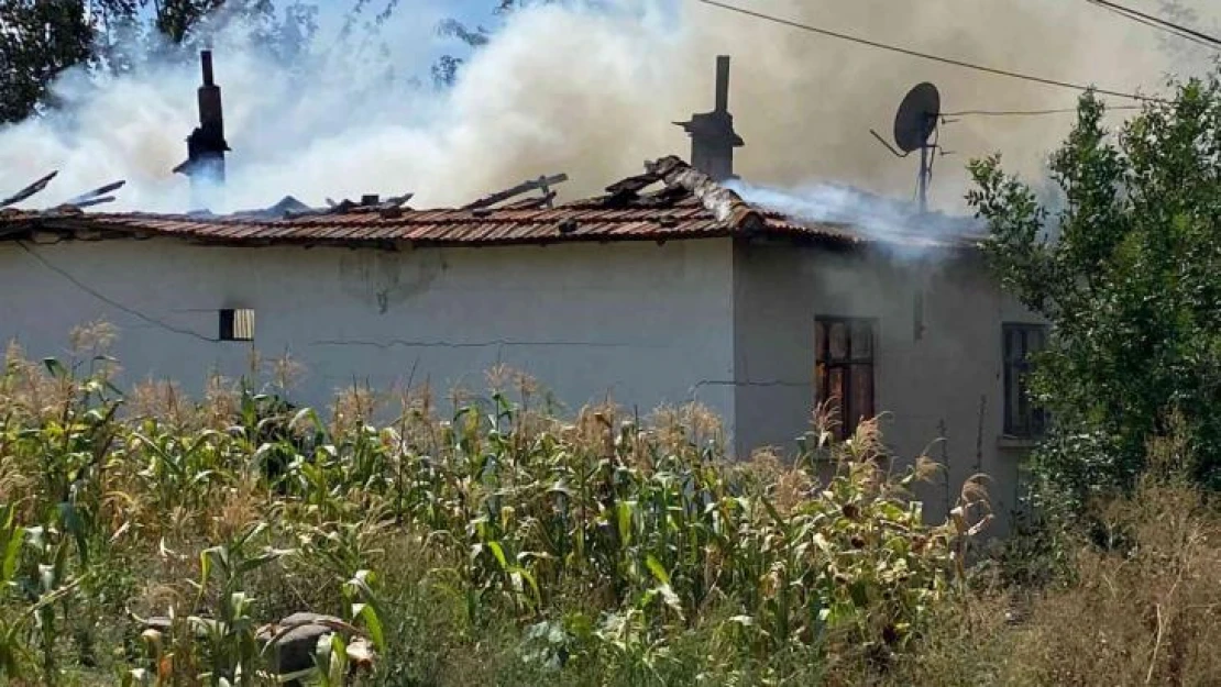 Tek katlı ev alevlere teslim oldu