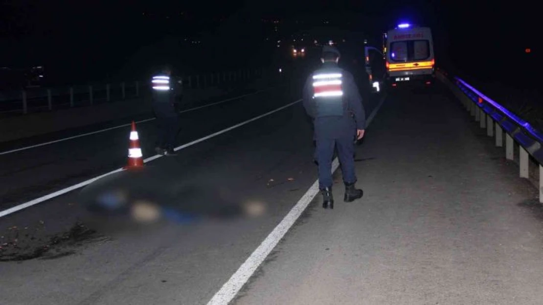 Tekirdağ'da karayolunda yürüyen yayaya tır çarptı, şahıs hayatını kaybetti