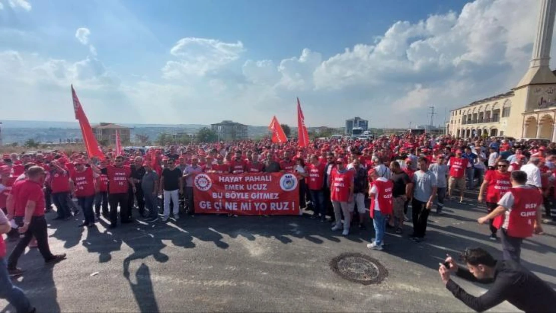 Tekirdağ'da maaşını az bulan yüzlerce işçi belediyeye yürüdü