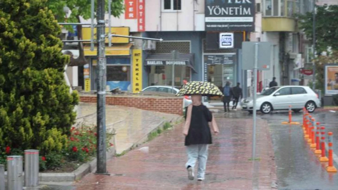 Tekirdağ'da sağanak yağış hayatı felç etti, yollar dereye döndü