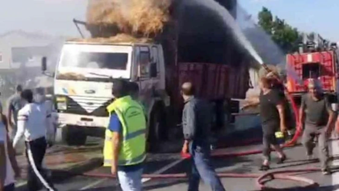 Tekirdağ'da saman yüklü kamyon seyir halindeyken alev aldı