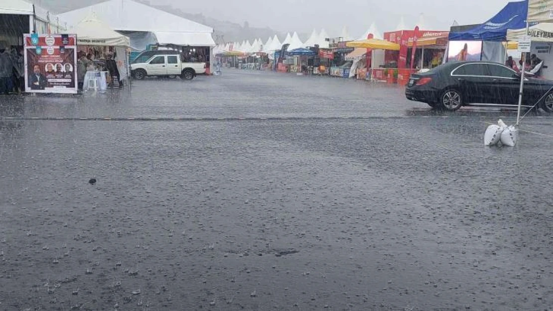 Tekirdağ'da şiddetli yağış hayatı felç etti