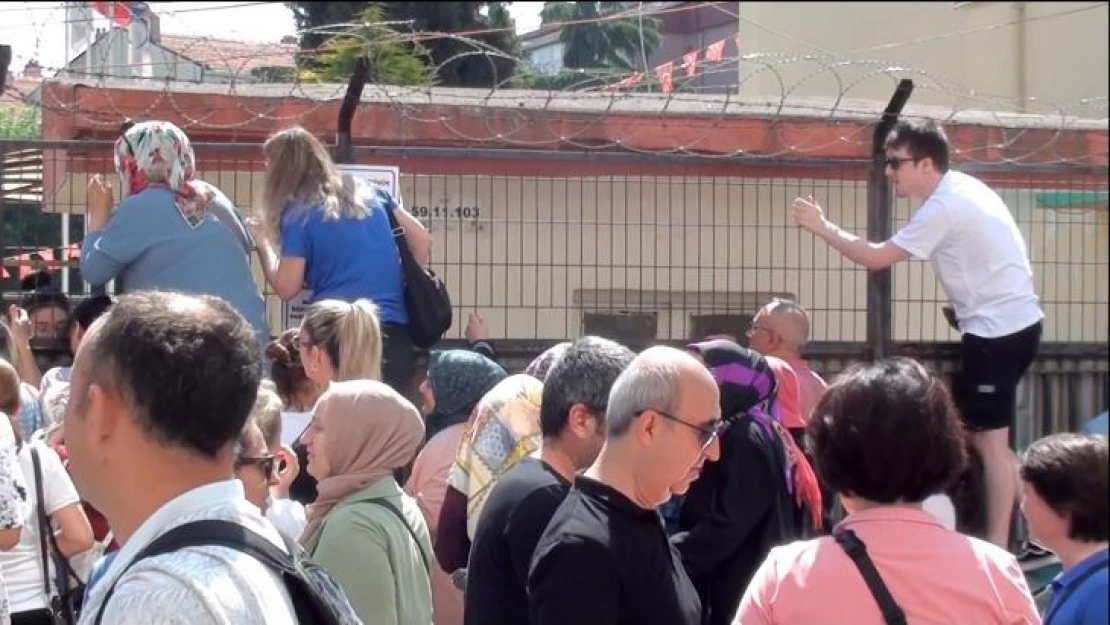 Tekirdağ'da sınav heyecanı: Çocuklarını görmek için tellere tırmandılar