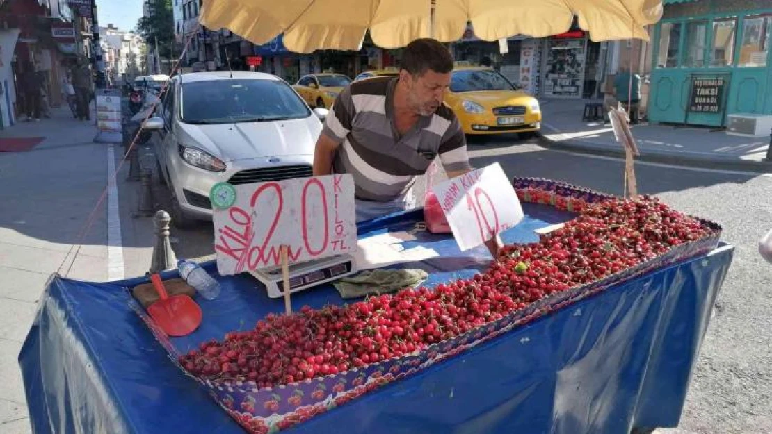 Tekirdağ'da yılın ilk kirazı 20 liradan tezgahtaki yerini aldı